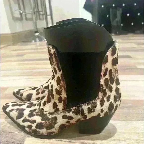 Matisse Anthropologie Golden Gate Calf Hair Boots in Snow Leopard - Picture 3 of 11